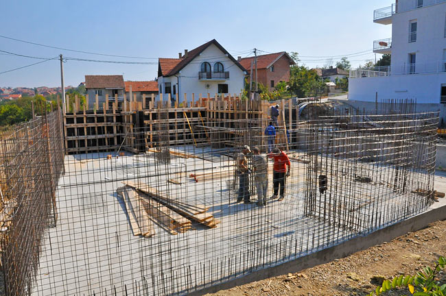Continuation of the installation of the reinforcement of the parking walls