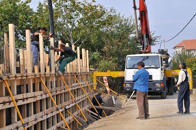 Pouring concrete during the third stage of the parking walls of Amadeo II