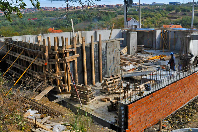Removing the cast on the last stage of the underground parking walls of Amadeo II