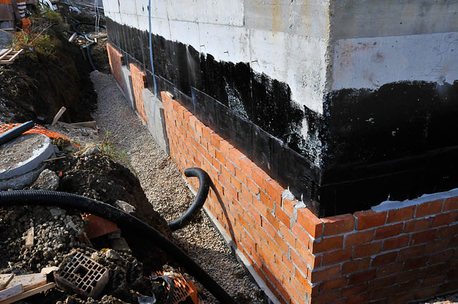 Hydro-insulation and brick wall on the underground parking of Amadeo II - 1