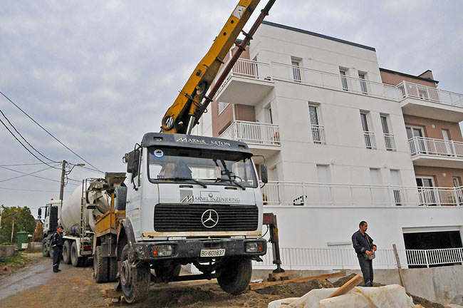 Pouring concrete on the footer slab of Amadeo II second part - 2