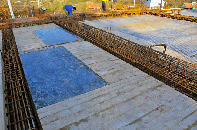 2 central beams of the upper part of the slab