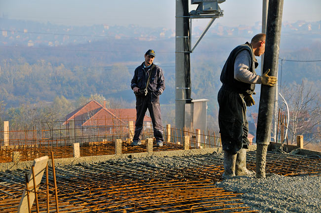 Pouring concrete on the upper part of the slab