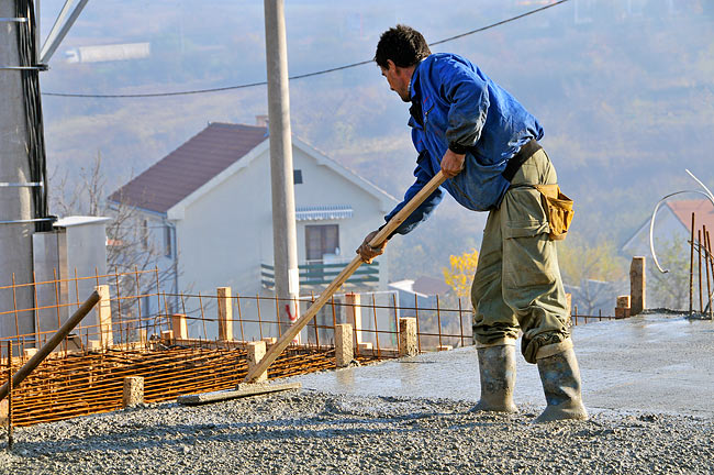 Smoothing concrete on the slab