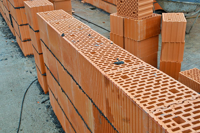 Closeup on a wall with Klimabloc 25