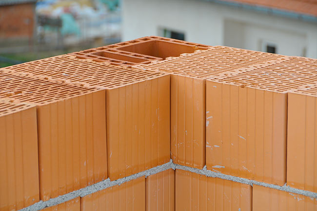 Pogled izbliza na ugaoni elemenat u zidu od Klimabloc-a 38
