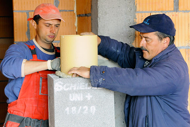 Placing Tervol uže non flammable synthetic wool around the ceramic pipe