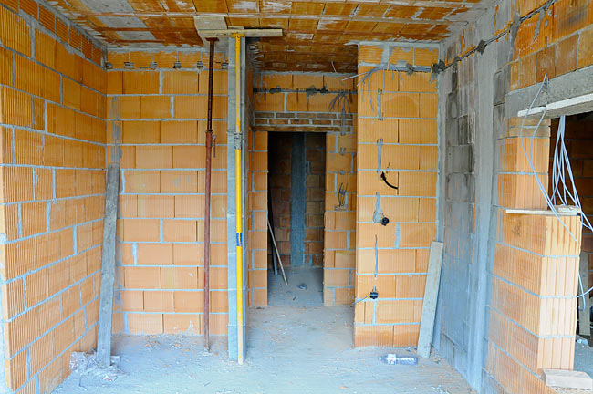 Electrical installation in one apartment of Amadeo II