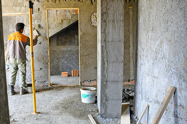 Doing mortar on the wall of one apartment