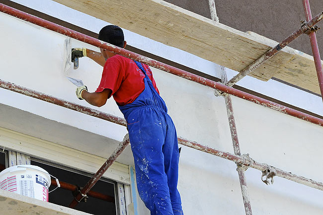 Applying white Ceresit silicone/silicate facade CT 174 on Amadeo II facade
