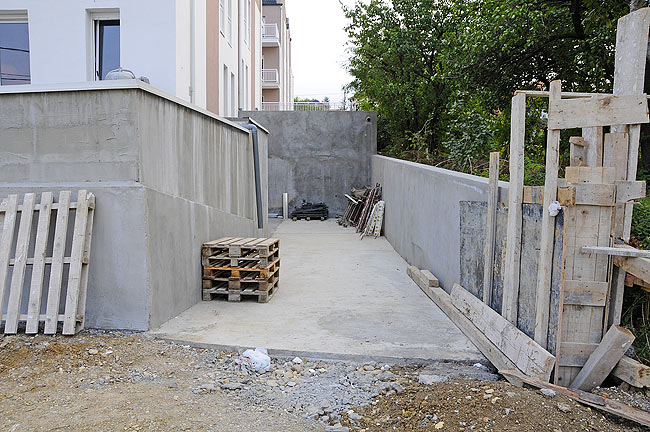 Underground parking access ramp on one side