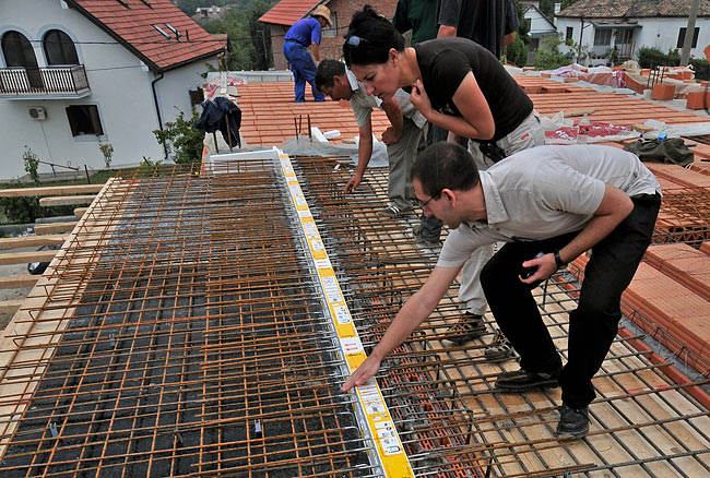 Schöck inženjer, Jernej Standeker, objašnjava principe Schöck Isokorba  Mileni Gojković-Mestre (Direktoru firme Kuće Beodom)