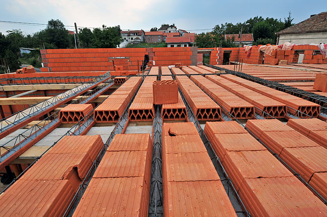 Progression of the installation of the ceiling bricks on the precast beams