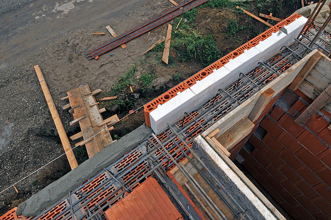 POROTHERM cerclage elements positioned around the floor slab
