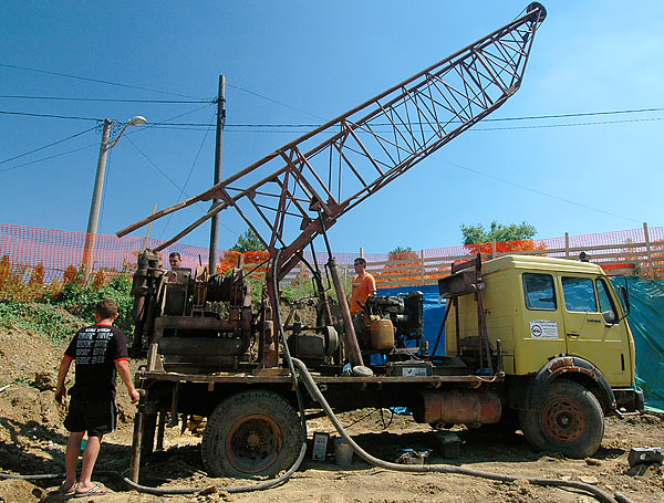 Raising the derrick of the drilling rig - 02