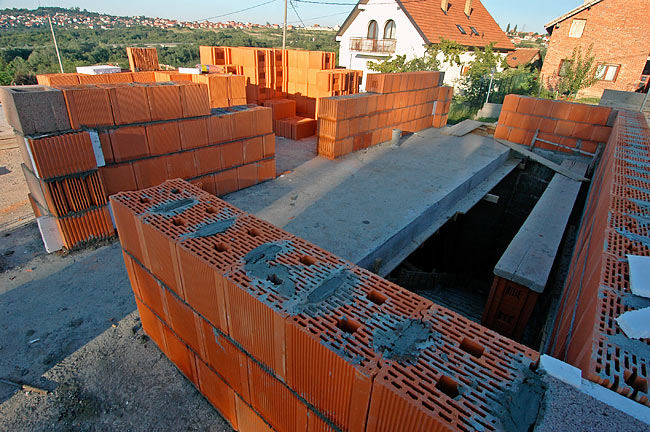 Building of Apartment-a in Amadeo with POROTHERM - 01