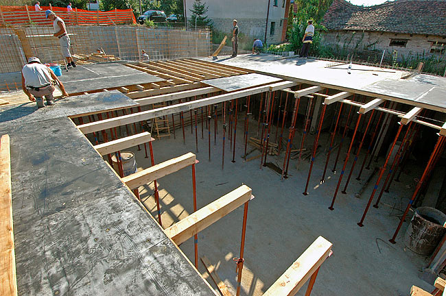 Wood panels mounted of the wooden structure making the cast of the slab