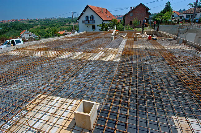 First layer of iron reinforcement made of standard iron mesh mounted on plastic distancers