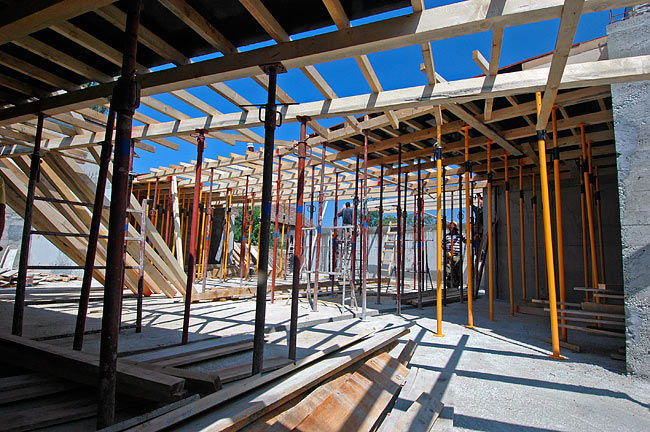 Starting positionning the wooden frame and the supportive metal poles