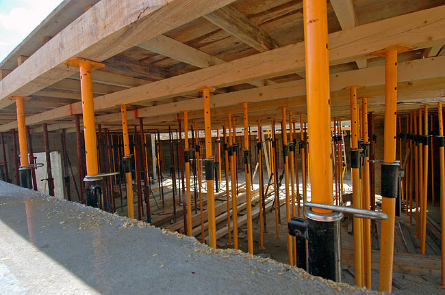 Junction between the slabs of the 2 parts of Amadeo