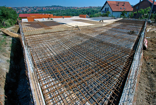 Second layer of reinforcement on the lower part of the slab