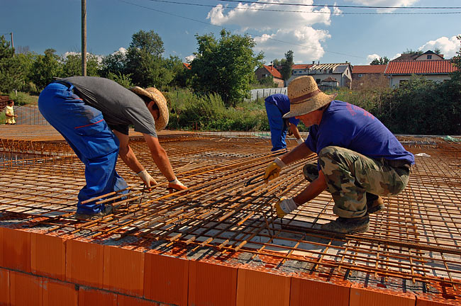 Installing reinforcement on top of the 3 first lines of POROTHERM to connect with the other part of Amadeo