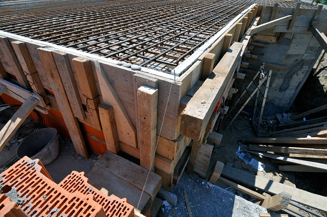 Insulation of the corner and of the vertical reinforcement