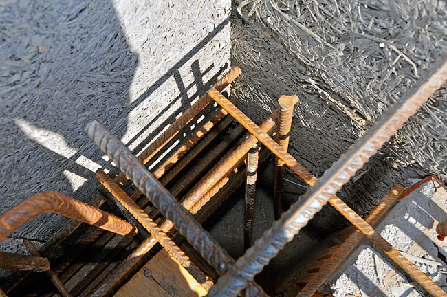 View of the insulation of the corner and of the vertical reinforcement from inside.