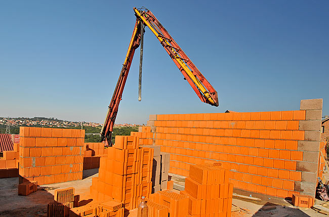 Deployment of MARMIL inženjering's concrete pump above POROTHERM walls of Amadeo A2