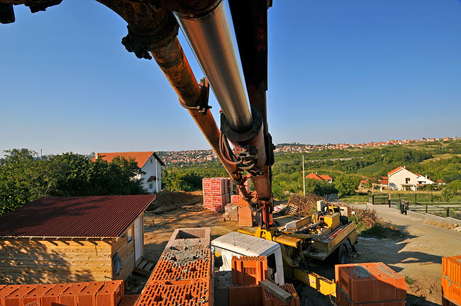 Perspective on the articulated arm of MARMIL inženjering's concrete pump and the truck parked at the edge of Amadeo A2