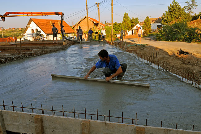 Smoothing concrete on the lower part of the slab