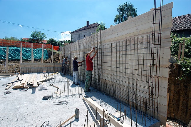 Installing the iron reinforcement of the armed concrete walls - 01