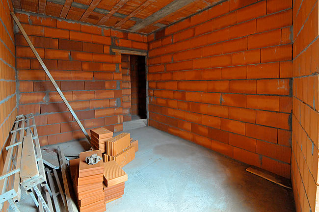 Finished partition walls in the bedroom of apartment-1