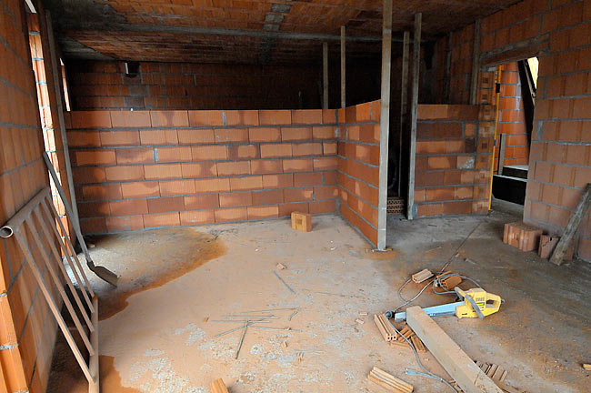 Starting partition wall between kitchen and bedroom in apartment-1