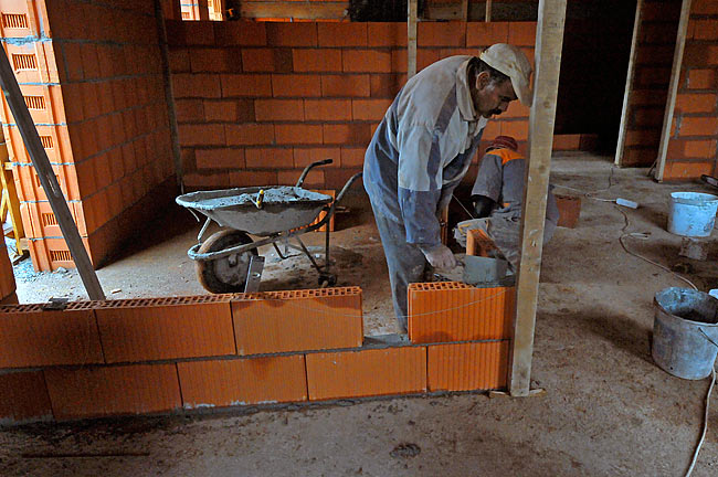 Starting partition walls around the small bedroom in apartment-2
