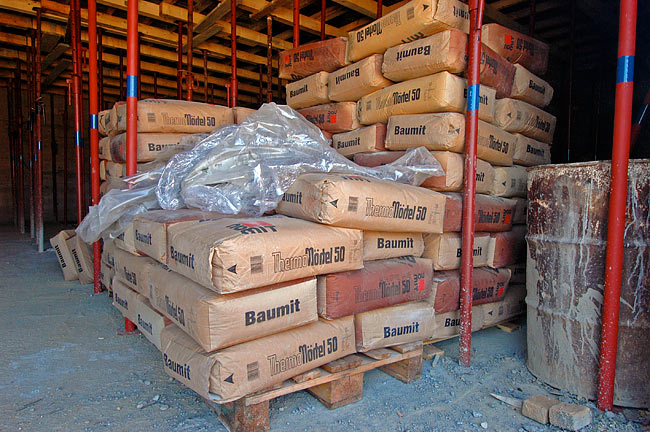 Shipments of Baumit ThermoMörtel 50 in Amadeo underground parking