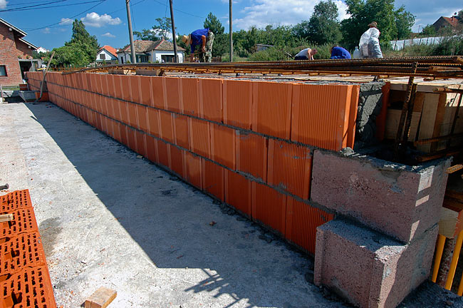 Prva 3 reda sa blokom POROTHERM 30 na koje će se nasloniti ploča prizemlja Amadea A1