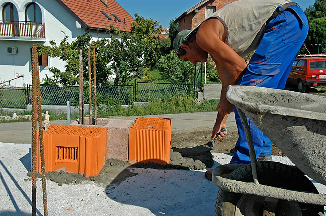 Početak spoljnjeg zida od bloka POROTHERM 38 sa ugaonim elementom za serklaž