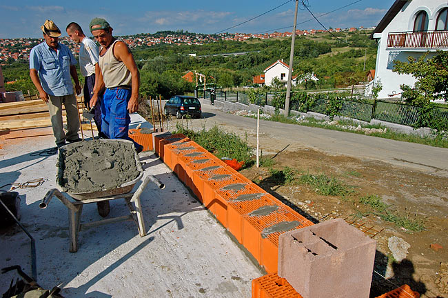 Prvi red zida sa POROTHERM 38 je ozidan, dotičući ugaoni elemenat na uglu stepeništa