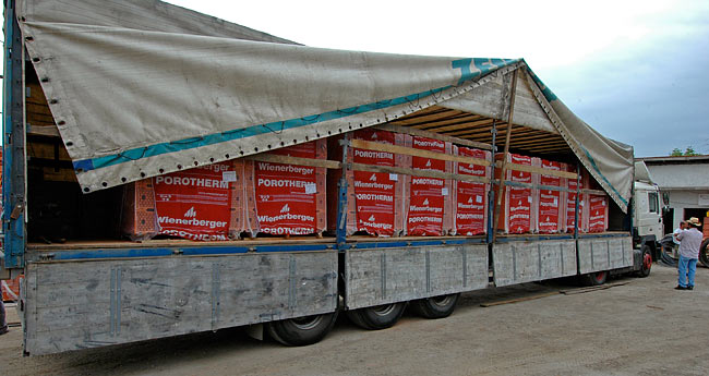 The truck transporting the POROTHERM 38 S P+E PLUS in the storage place