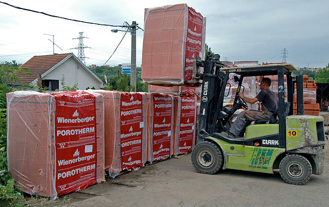 Unloading the pallets of POROTHERM 38 S P+E PLUS from the truck - 03