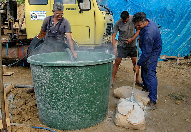 Preparing bentonite to inject in the borehole - 02