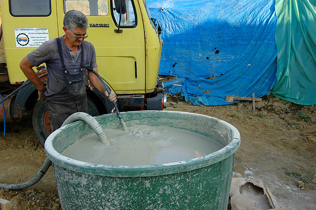 Preparing bentonite to inject in the borehole - 04