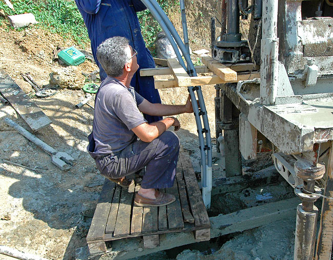 Descent of the Rehau RAUGEO probe in the borehole - 01