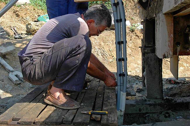 Descent of the Rehau RAUGEO probe in the borehole - 02