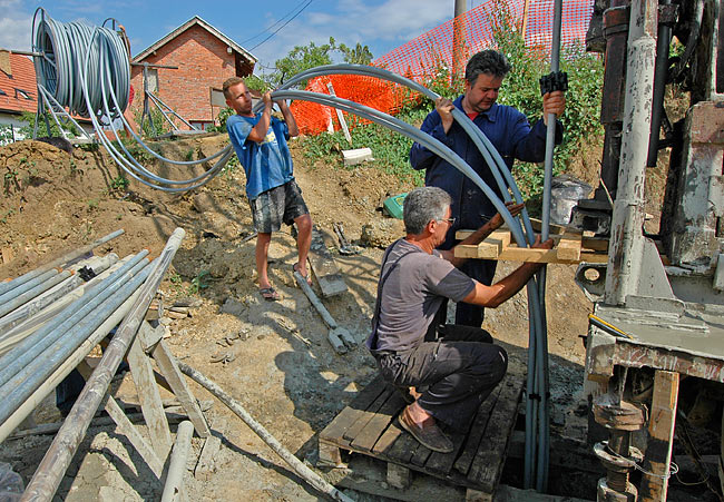 Descent of the Rehau RAUGEO probe in the borehole - 04