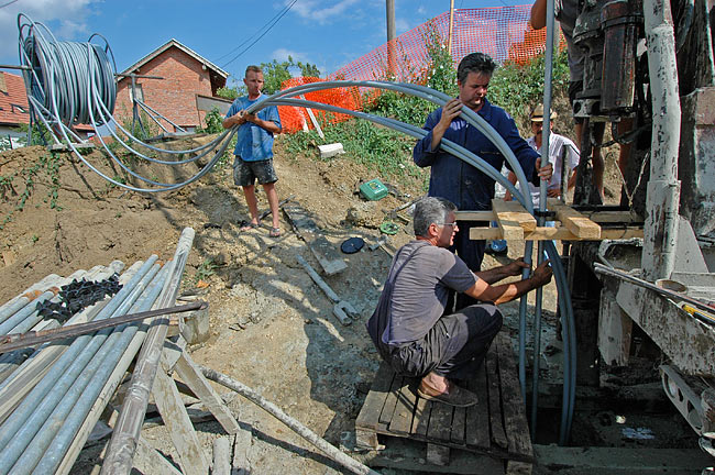 Descent of the Rehau RAUGEO probe in the borehole - 08