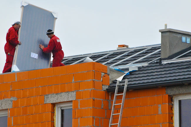 Podizanje jednog Rehau SOLECT solarnog kolektora