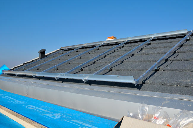 Nosači za solarne kolektore na levom delu krova
