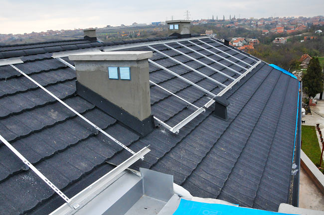 Nosači za solarne kolektore na desnom delu krova